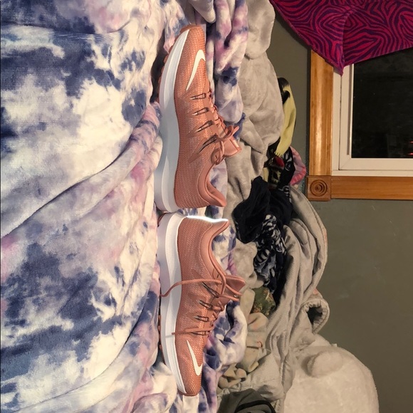 Brand new NIKE pink shoes - Picture 3 of 4